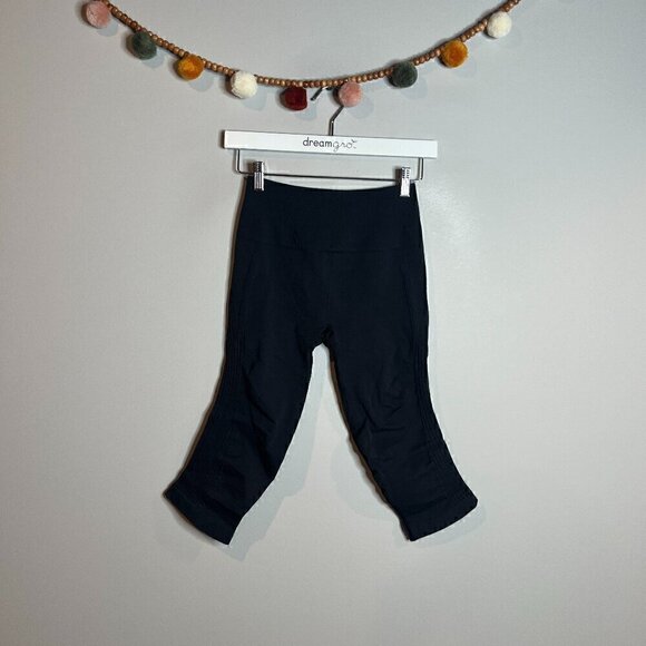 Lululemon deep charocal black In the Flow scrunched crops - Picture 2 of 6